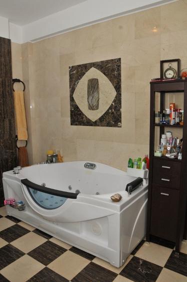 Casă cu 9 camere cu Teren 900 Mp în Central
