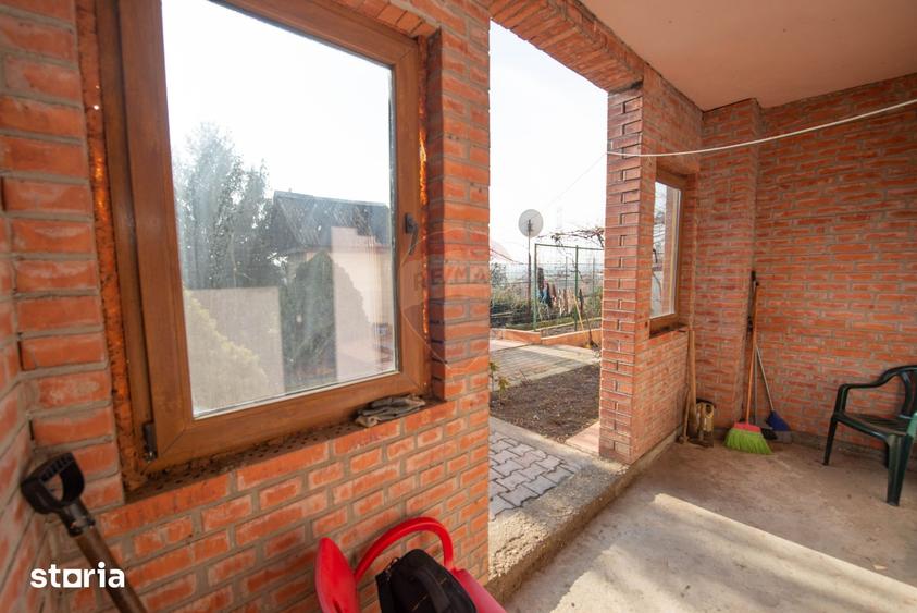 Casă cu 8 camere cu Teren 1395 Mp în Glina