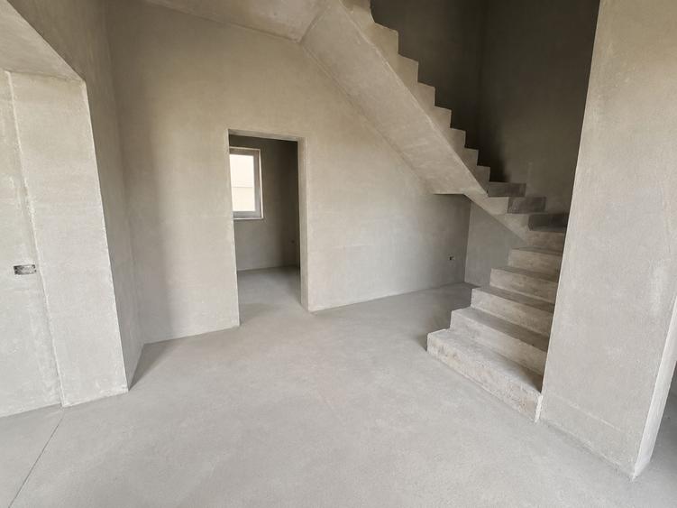 Duplex cu 4 camere cu Teren 250 Mp în Cetate