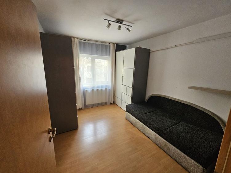 Apartament cu 3 camere decomandat, mobilat în Soarelui