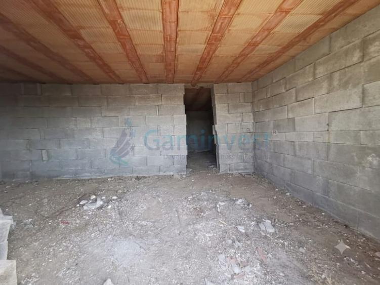 Casă individuală cu 6 camere cu Canalizare în Paleu