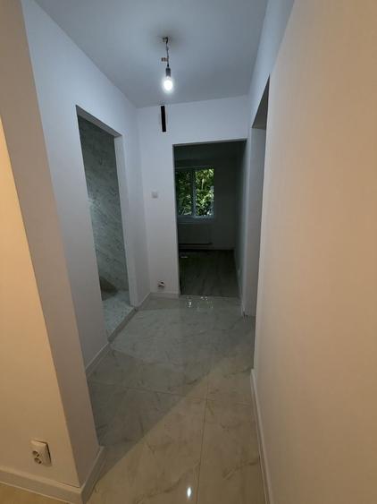 Apartament decomandat 3 camere . Apartamentul are centrala de bloc ( centrala pe scara ) - 2