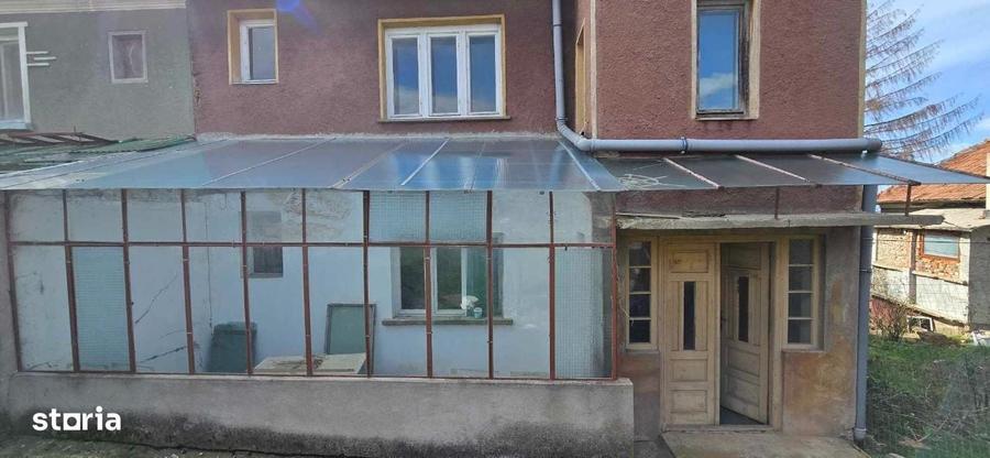Casă cu 4 camere cu Teren 330 Mp în Central