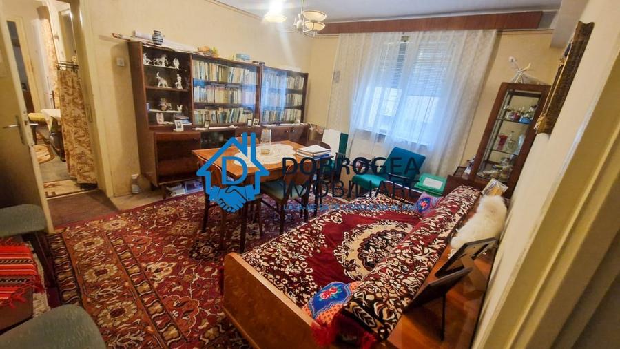 Apartament cu 3 camere semidecomandat, mobilat în Piața Veche