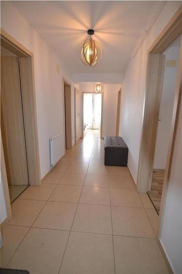 Apartament cu 3 camere decomandat în Tractorul