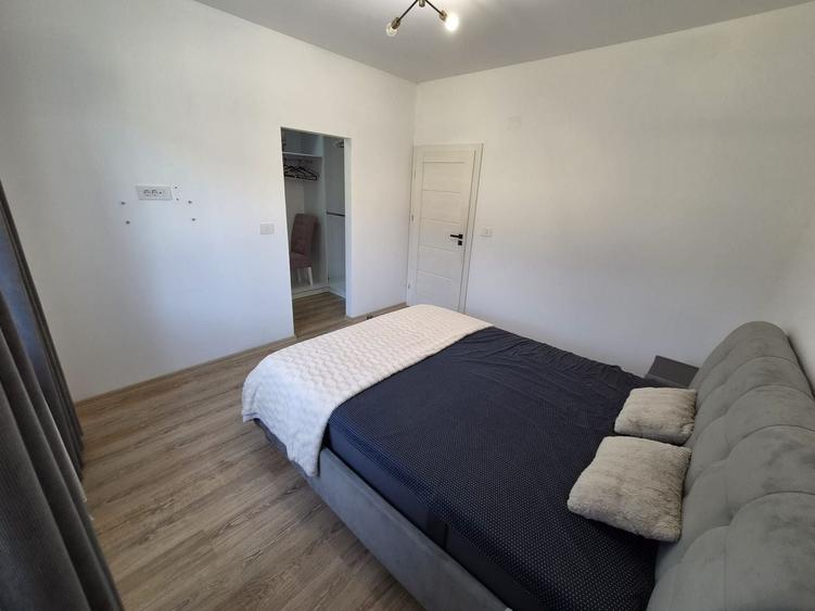 Apartament cu 3 camere decomandat, mobilat în Girocului