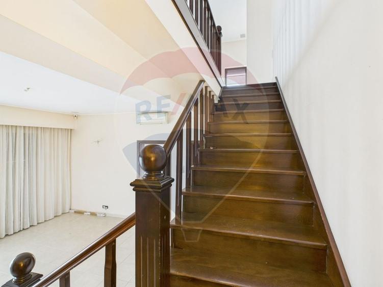 Apartament cu 5 camere decomandat în Ștefan cel Mare
