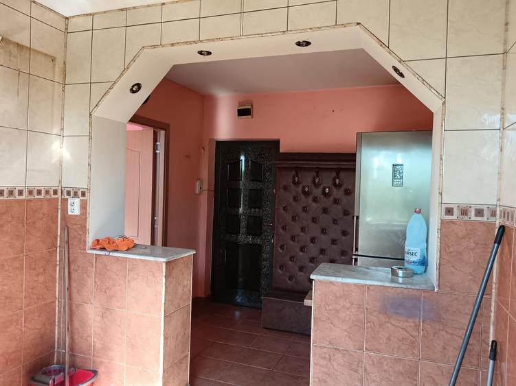 Apartament cu 3 camere semidecomandat în Calea Severinului