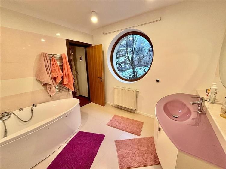 Casă individuală cu 9 camere cu Canalizare în Cioplea
