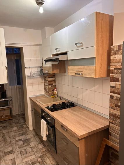 Apartament cu 3 camere decomandat, mobilat în Podu Roș