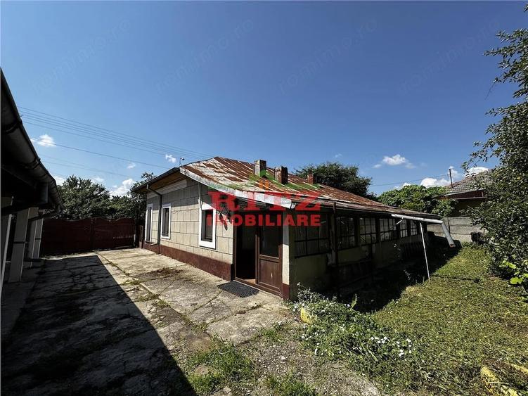 Casă cu 4 camere cu Teren 2437 Mp în Osica de Sus