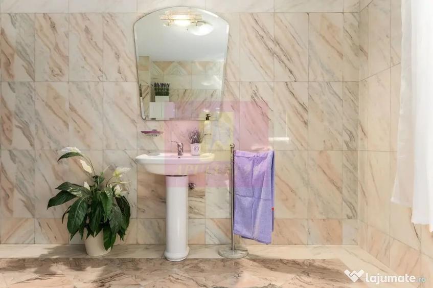 Casă cu 7 camere cu Teren 510 Mp în Lacul Tei