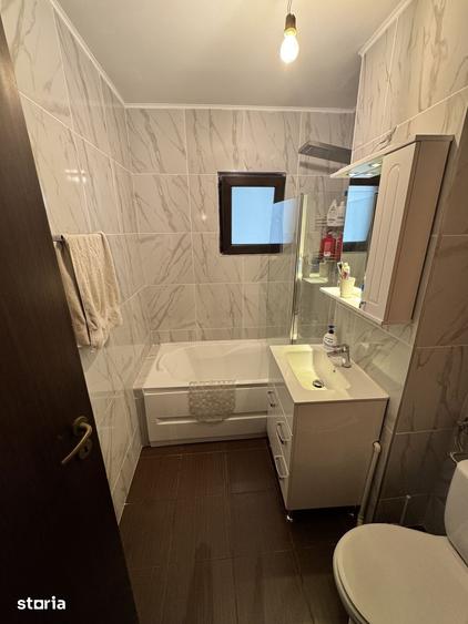 Apartament cu 3 camere decomandat în Far