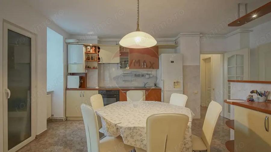 Apartament cu 3 camere decomandat în 13 Decembrie