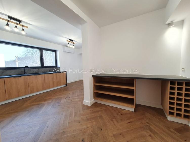 Penthouse cu 5 camere decomandat în Băneasa