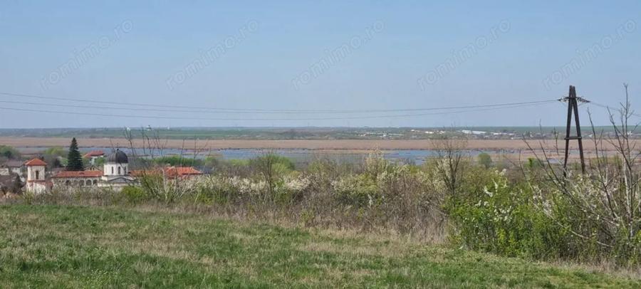 Teren de 4300 mp, în Comana