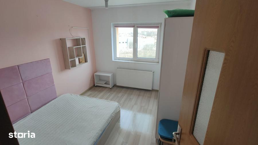 Apartament cu 3 camere decomandat în Florilor
