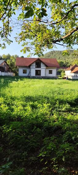 Casă cu 6 camere cu Teren 1700 Mp în Cârjiți