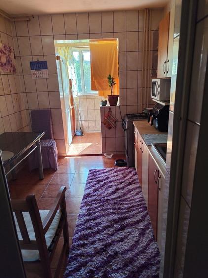 Apartament cu 3 camere semidecomandat în Fizicienilor