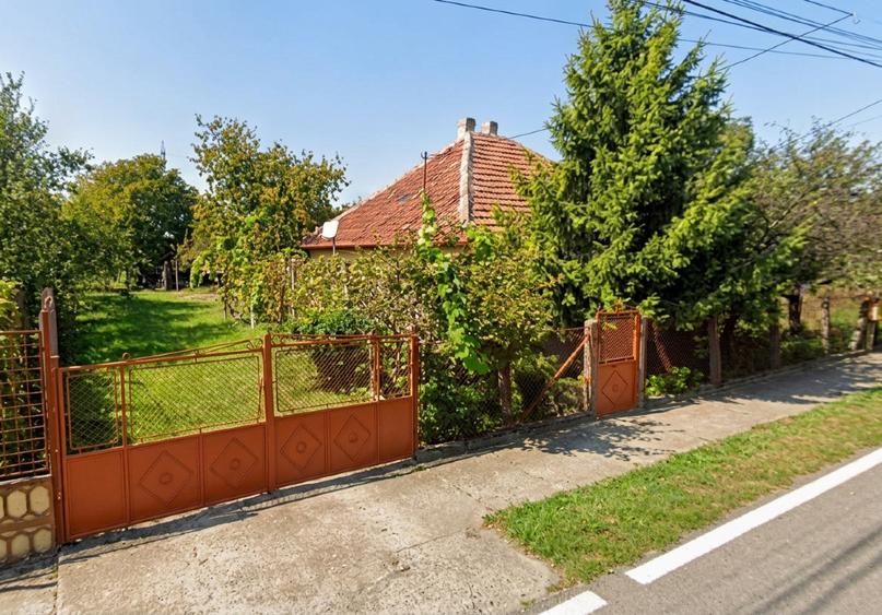 Casă individuală cu 2 camere cu Teren 8000 Mp în Plopi