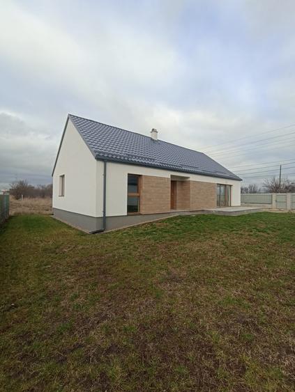 Casă individuală cu 3 camere cu Teren 440 Mp în Periferie