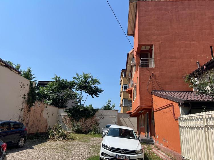 Casă individuală cu 10 camere cu Canalizare în Barbu Văcărescu