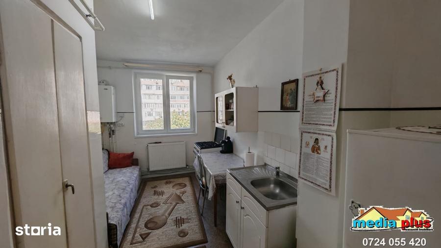 Apartament cu 3 camere semidecomandat în Micro 19