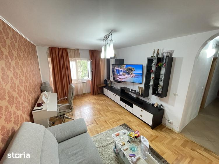 Apartament cu 3 camere decomandat în Nicolina