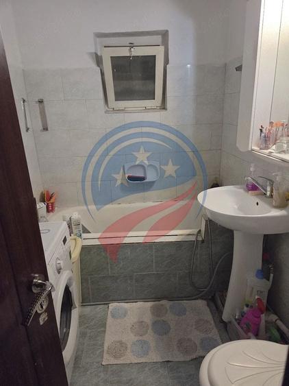 Apartament cu 3 camere decomandat, mobilat în Rovine