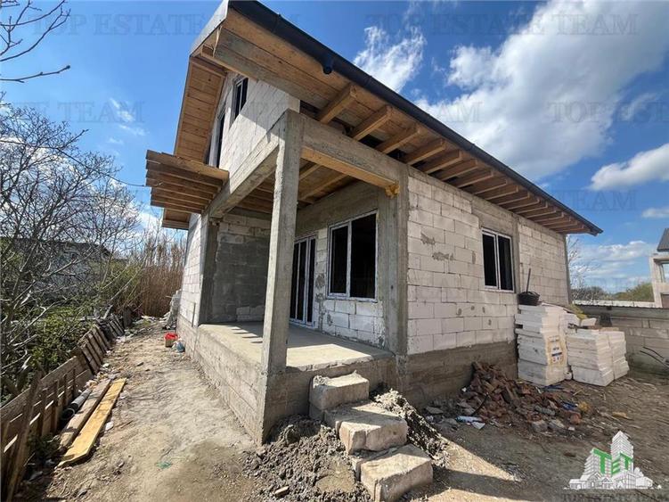 Casă cu 5 camere cu Canalizare în Lumina
