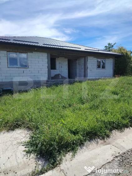 Casă cu 4 camere cu Teren 1300 Mp în Săndulești