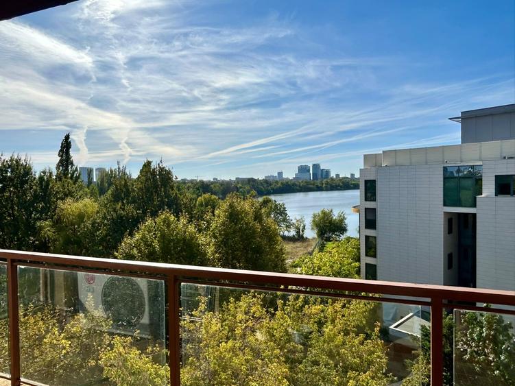 Penthouse cu 3 camere semidecomandat în Herăstrău