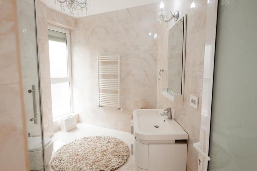 Casă cu 4 camere cu Teren 280 Mp în Central