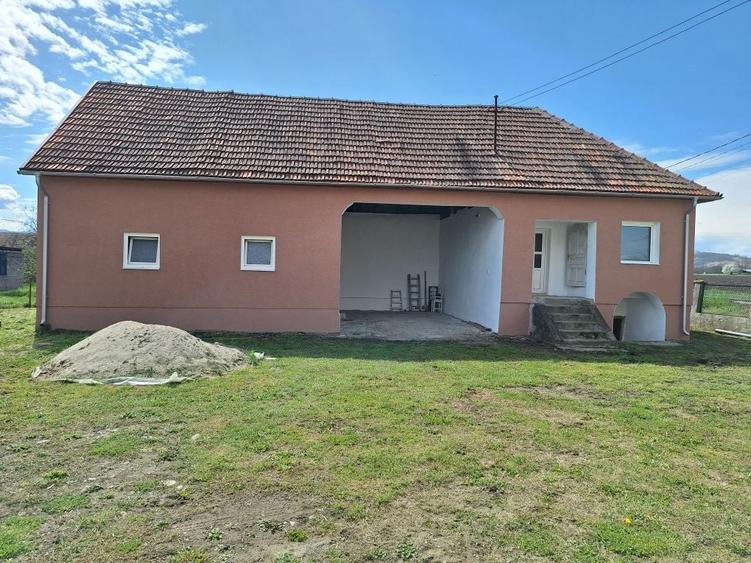 Casă cu 3 camere decomandat în Strei