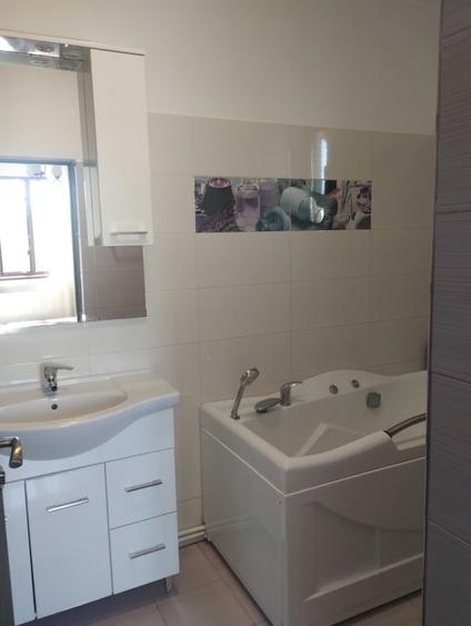 Apartament cu 4 camere decomandat în Prundu