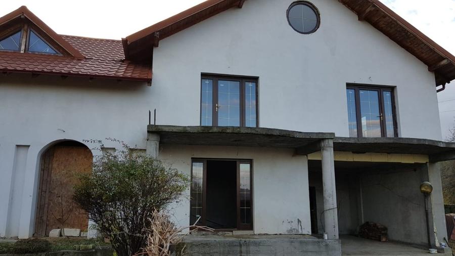 Casă individuală cu 5 camere cu Canalizare în Merișani