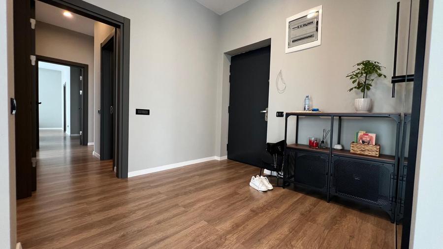 Penthouse cu 4 camere decomandat, mobilat în Prelungirea Ghencea