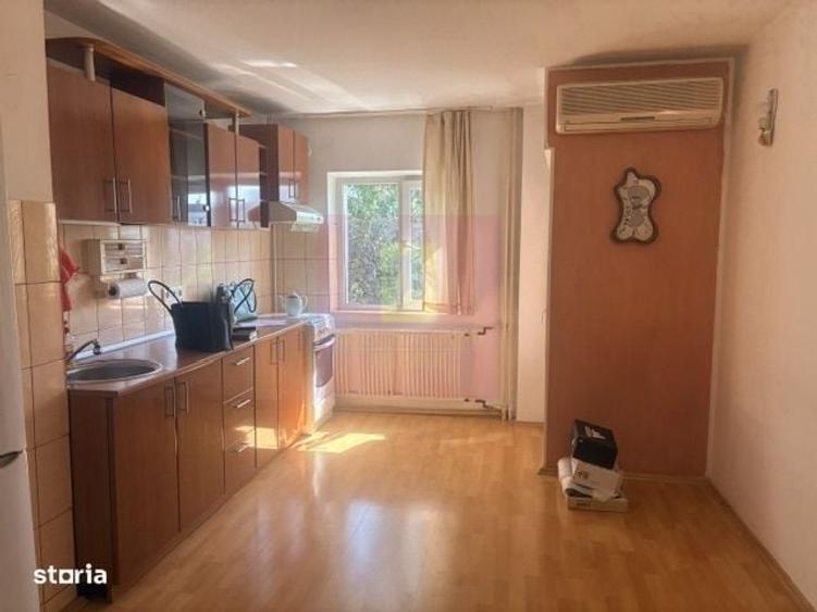 Apartament cu 3 camere decomandat în Drumul Sării