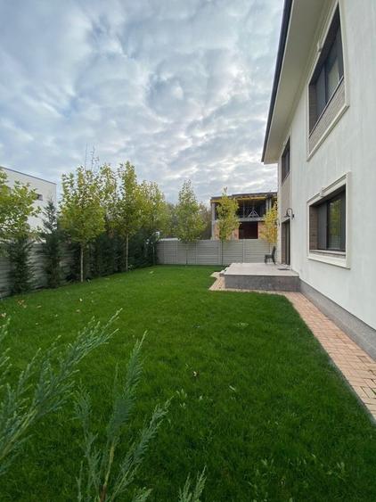 Casă individuală cu 5 camere cu Teren 350 Mp în Central