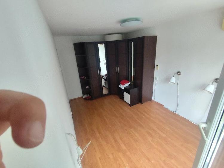 Apartament cu 3 camere semidecomandat în Berceni