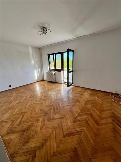 Apartament cu 3 camere decomandat în Nufărul