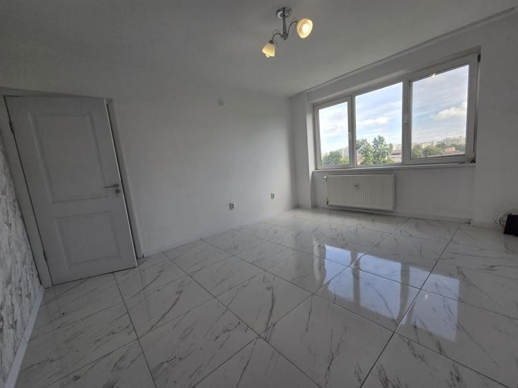 Apartament cu 3 camere semidecomandat în Ștefan cel Mare
