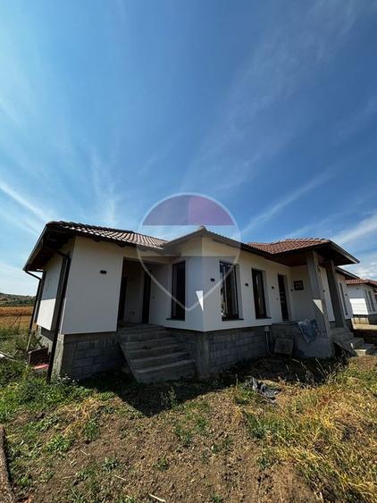 Casă individuală cu 4 camere cu Teren 500 Mp în Șard