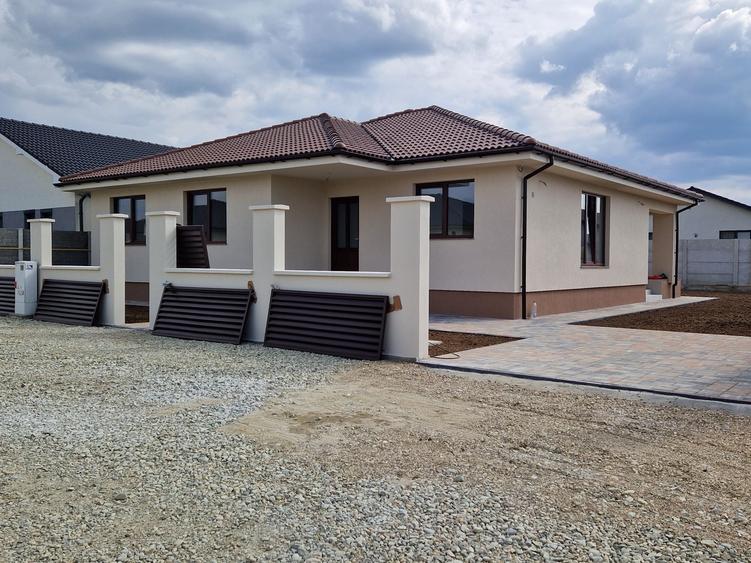 Casă cu 4 camere în Sântandrei