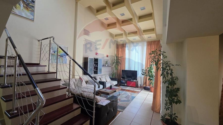 Casă individuală cu 7 camere cu Teren 1371 Mp în Nord-Est