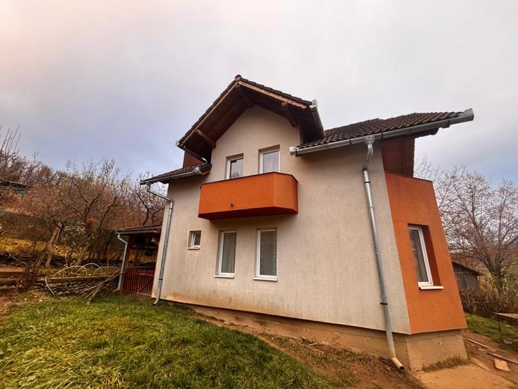 Casă individuală cu 3 camere cu Canalizare în Est