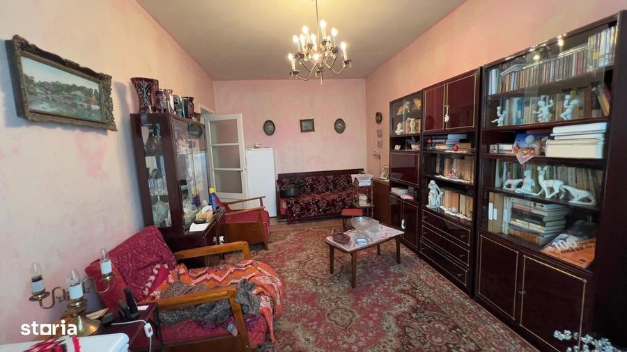 Apartament cu 3 camere decomandat în Petros