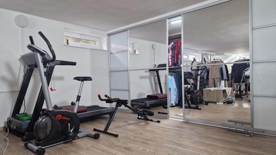 Apartament cu 3 camere în Cetate