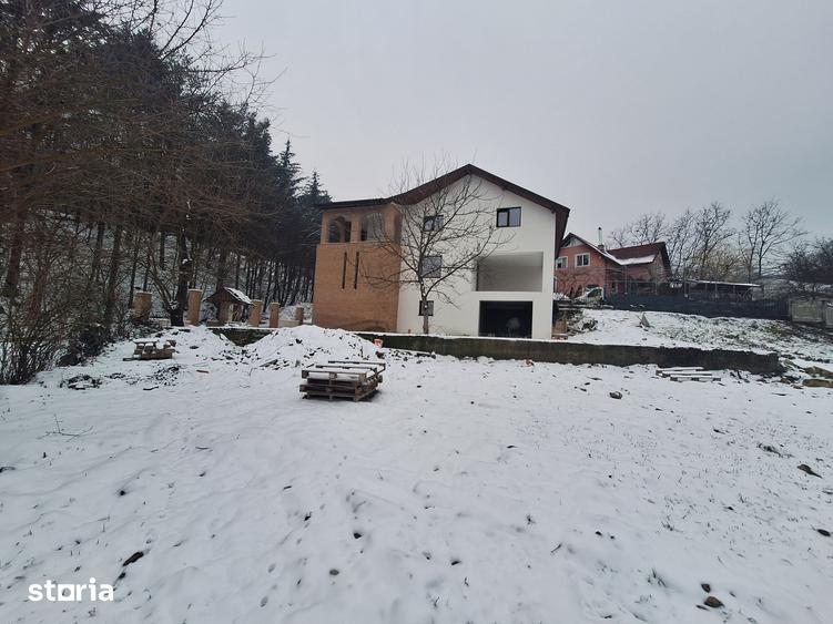 Casă cu 8 camere cu Teren 1000 Mp în Bujoreni