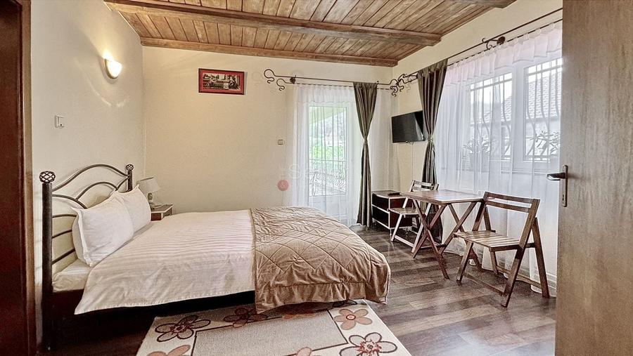 Casă individuală cu 10 camere cu Canalizare în Dâmbul Morii